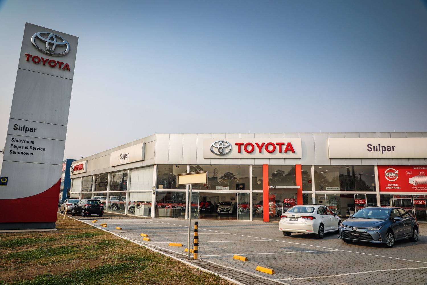 Fachada da concessionária Toyota Sulpar. no Hauer.