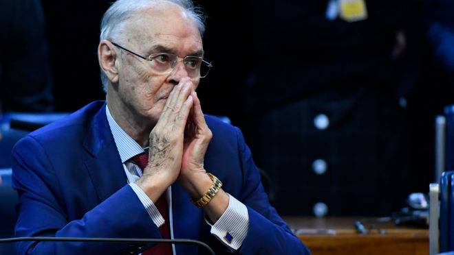 Senador Arolde de Oliveira é internado com Covid19