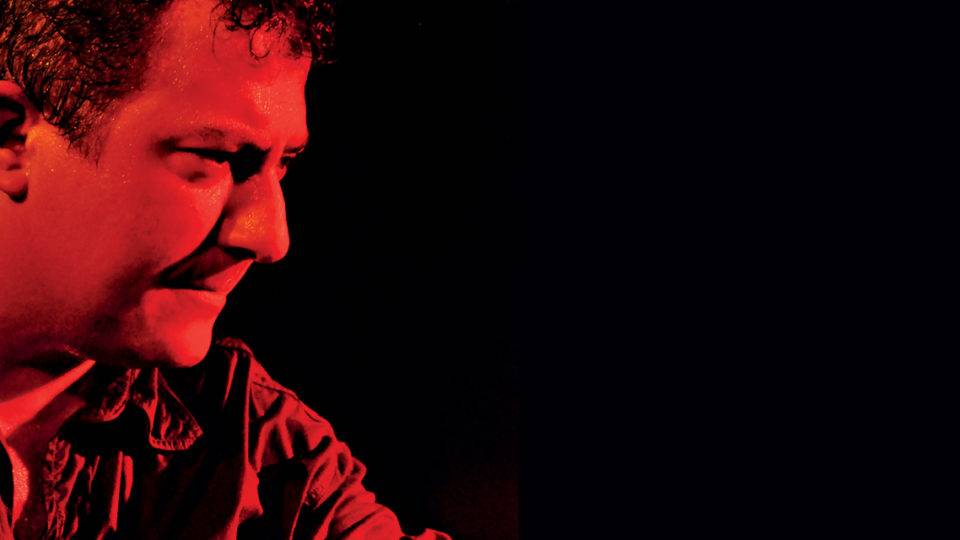 Da política à Covid-19, poemas ancorados em uma estranha realidade O poeta londrinense Rodrigo Garcia Lopes