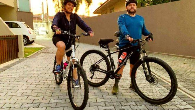 Na pandemia, Rodrigo trocou a bicicleta e passou a pedalar quase todos os dias. Nos últimos dois meses, a esposa, Melissa, o acompanha nos passeios. Foto: Arquivo pessoal