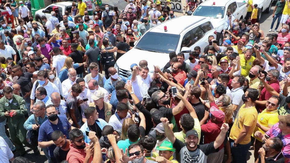 Presidente é cercado por moradores de São José do Egito, cidade pernambucana visitada por ele no dia 1º de outubro: viagens para inaugurar obras no Nordeste fazem parte do projeto Bolsonaro-2022.
