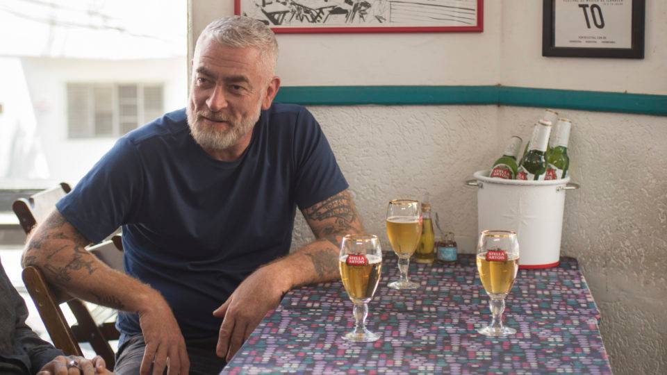 Alex Atala comanda o reality Fora da Rota, que tem o objetivo de dar visibilidade a pequenos estabelecimentos Alex Atala comanda o reality Fora da Rota, que tem o objetivo de dar visibilidade a pequenos estabelecimentos