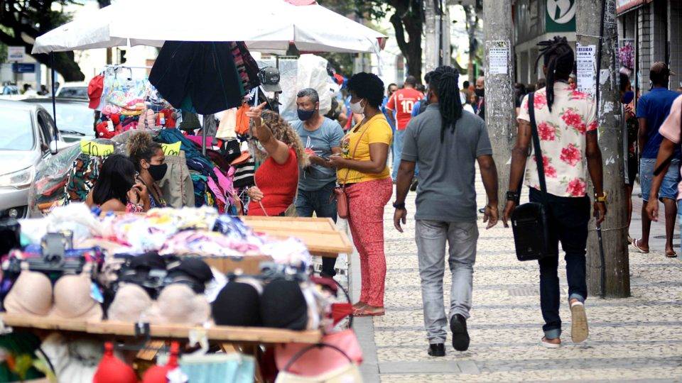 Auxílio emergencial vira promessa de candidatos a prefeito de 6 capitais. Conheça as propostas Invisíveis: cerca de 38 milhões de brasileiros ficarão desassistidos sem auxílio emergencial e Renda Cidadã