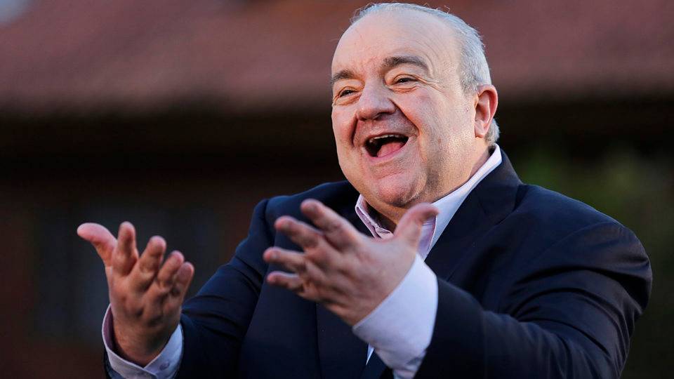 Goura cresce, mas demais candidatos não ajudam e Greca mantém tendência de vitória no 1º turno Rafael Greca (DEM) quer a reeleição em Curitiba
