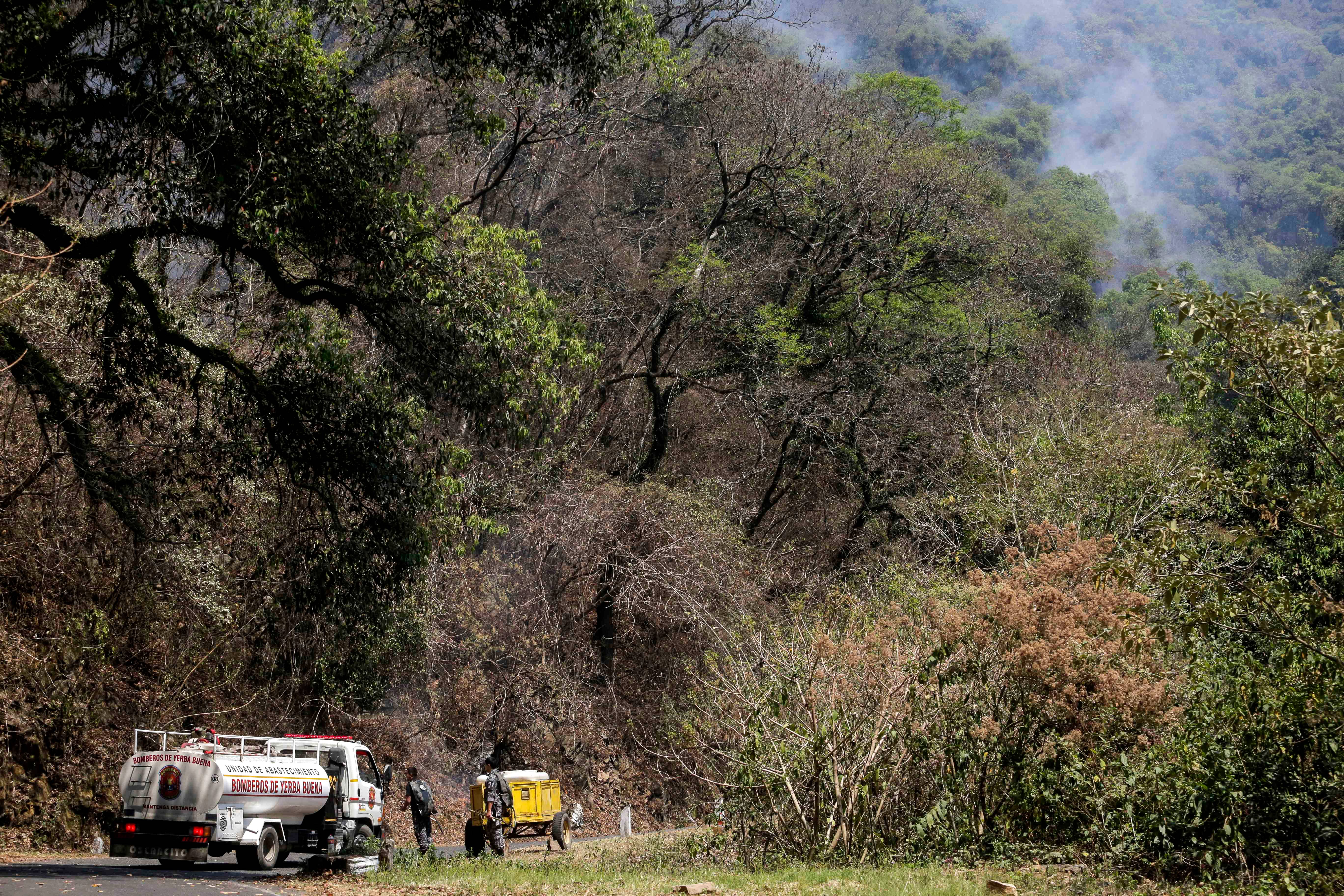 Bombeiros trabalhando para apagar um incêndio florestal no morro San Javier em Tucumán, Argentina, em 2 de outubro de 2020
