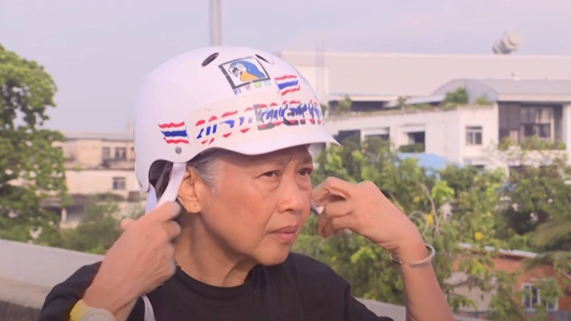 Diagnosticada com câncer de mama há 10 anos, a tailandesa Nongluck Chairuettichai, de 63 anos, descobriu no longboard um caminho para sua recuperação.