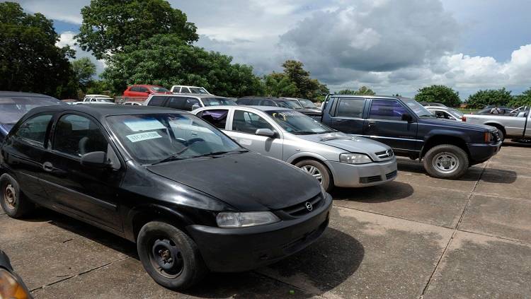 Carros apreendidos no combate ao tráfico de drogas