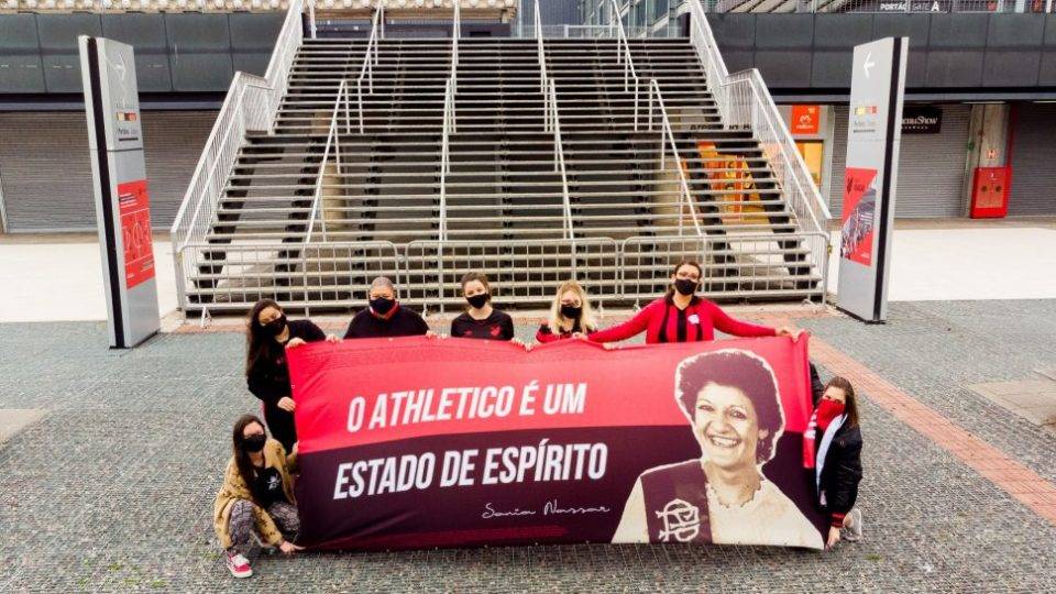 Pioneira, jornalista Sônia Nassar ganha faixa de torcedoras do Athletico Homenagem à Sônia Nassar na Arena.