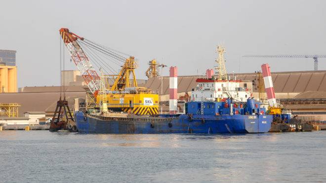 Dragas no Porto de Paranaguá em ação simultânea