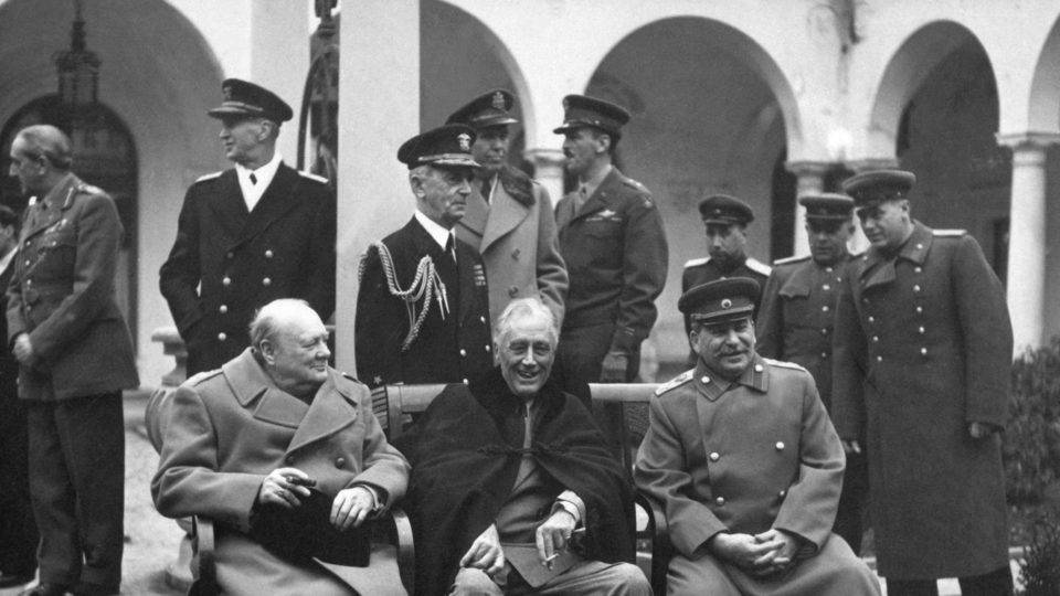 Winston Churchill, Franklin Roosevelt e Josef Stalin na Conferência de Yalta, em 1945.