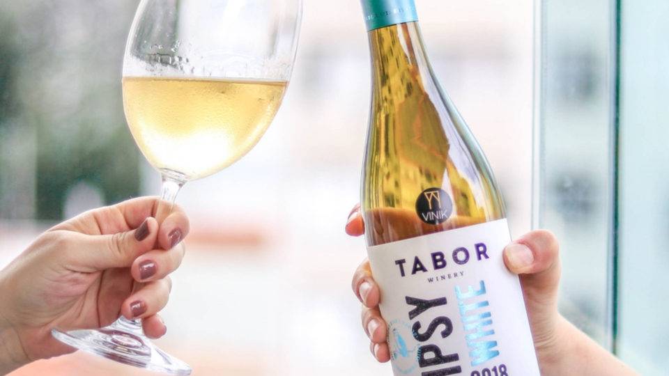 Vinho kosher: bebida certificada e com ingredientes selecionados para atender a comunidade judaica Vinho branco kosher, importado pela Portus Cale.