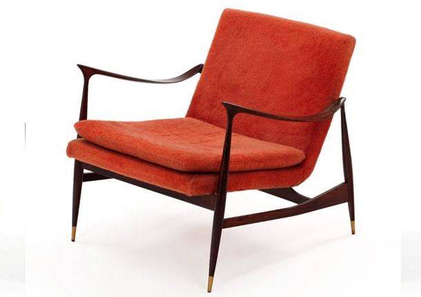 A cadeira Dinamarquesa, de 1959, uma de suas peças mais icônicas, une a delicadeza do design com a robustez da madeira jacarandá. A cadeira Dinamarquesa, de 1959, uma de suas peças mais icônicas, une a delicadeza do design com a robustez da madeira jacarandá.