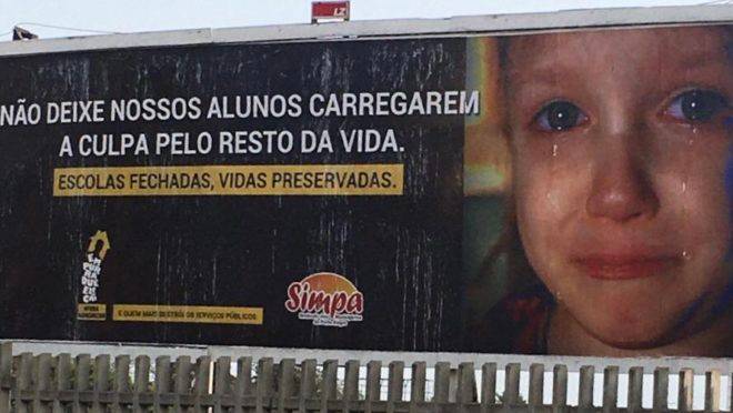Outdoor do Simpa, em Porto Alegre: criança chorando por, supostamente, ser culpada de mortes por contágio do coronavírus.