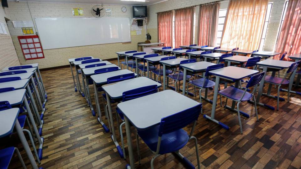 Ratinho Junior sanciona lei que torna educação atividade essencial no Paraná Pesquisa mostra consequências do fechamento das escolas na educação brasileira
