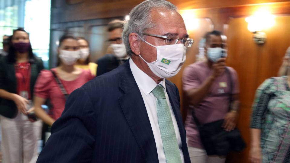 Indicado para operar como fiador de Bolsonaro junto ao mercado financeiro, o ministro Paulo Guedes perde sua credibilidade em velocidade assustadora.