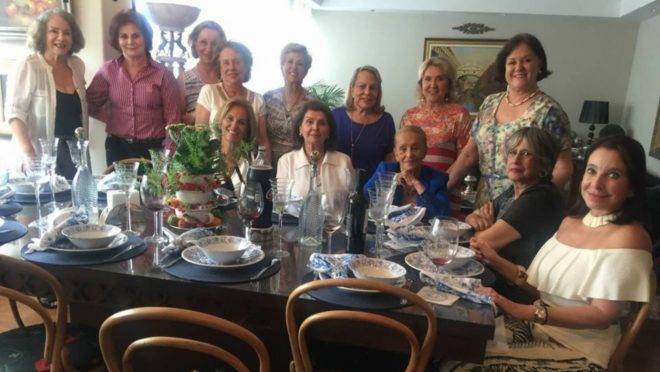Elas fazem parte de um grupo de formandas da década de 1960, do Colégio Sion, em Curitiba e semanalmente se encontram