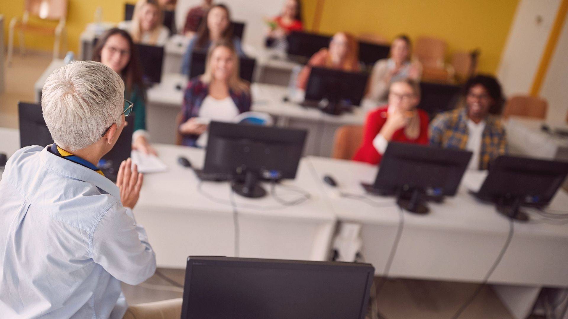Pesquisas mostram que algumas áreas têm maior risco de transmissão de coronavírus em salas fechadas e que ventilação adequada é fundamental