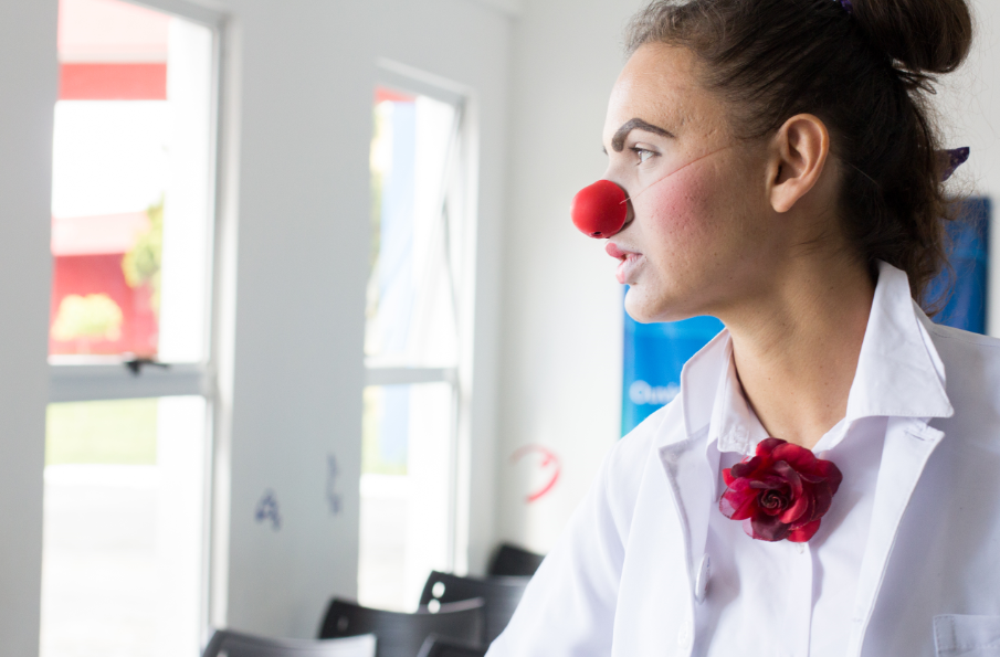 Durante período em que ficou internada sem poder ver família e amigos, palhaços voluntários fizeram a diferença na vida de Priscila.