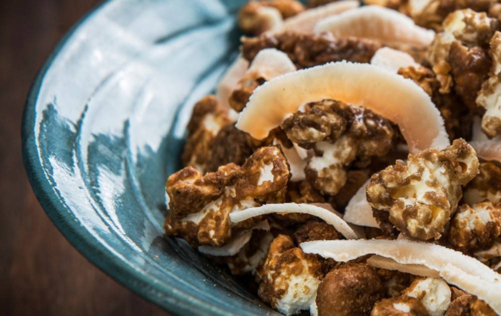 Pipoca caramelada com nuts. Foto: Letícia Akemi/Gazeta do Povo Pipoca caramelada com nuts. Foto: Letícia Akemi/Gazeta do Povo