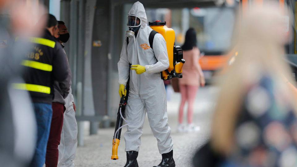 Em ano de pandemia, ações contra a Covid-19 viram arma eleitoral para candidatos Covid-19: higienização de ponto de ônibus em Curitiba