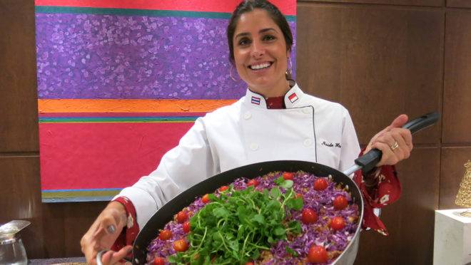 Chef Nicole Hauer com o prato nasi goreng.