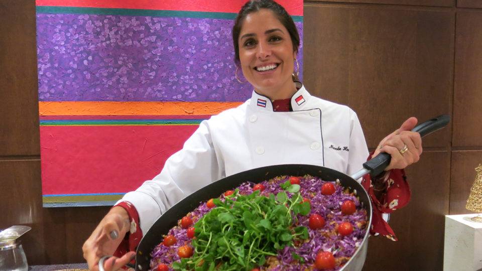 Chef Nicole Hauer comanda jantar beneficente em formato delivery Chef Nicole Hauer com o prato nasi goreng.