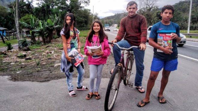 Edemilson Wielgosz pedala 28 km entre Guaratuba (PR) e Garuva (SC), onde fica o colégio em que os filhos estudam.