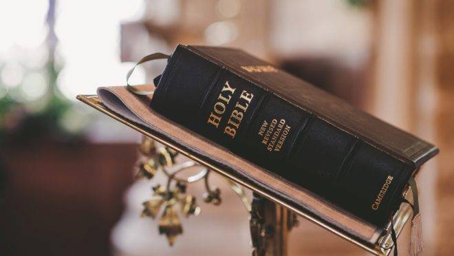 A famosa cena do Evangelho em que Jesus perdoa a mulher adúltera foi alterada em um texto escolar na China.