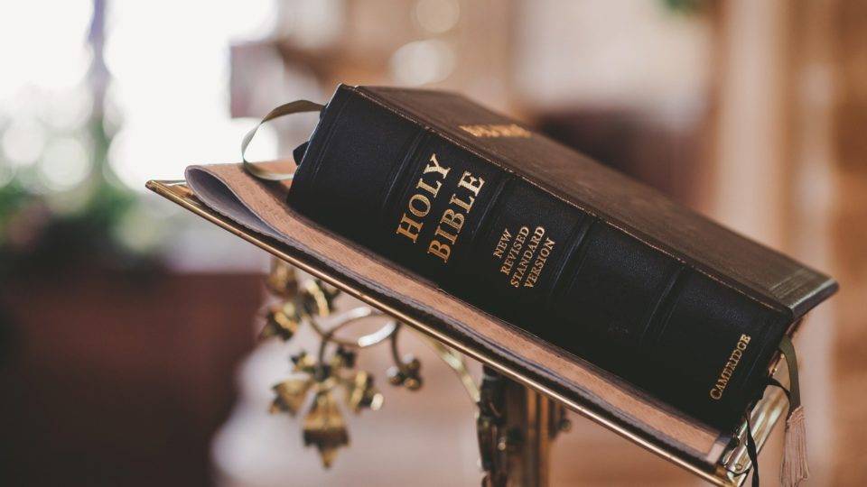 China altera drasticamente passagem da Bíblia em livro didático A famosa cena do Evangelho em que Jesus perdoa a mulher adúltera foi alterada em um texto escolar na China.