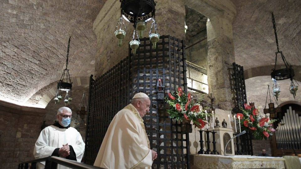 O papa Francisco chega ao altar construído sobre a tumba de São Francisco de Assis para celebrar missa e assinar sua encíclica Fratelli tutti, em 3 de outubro de 2020.