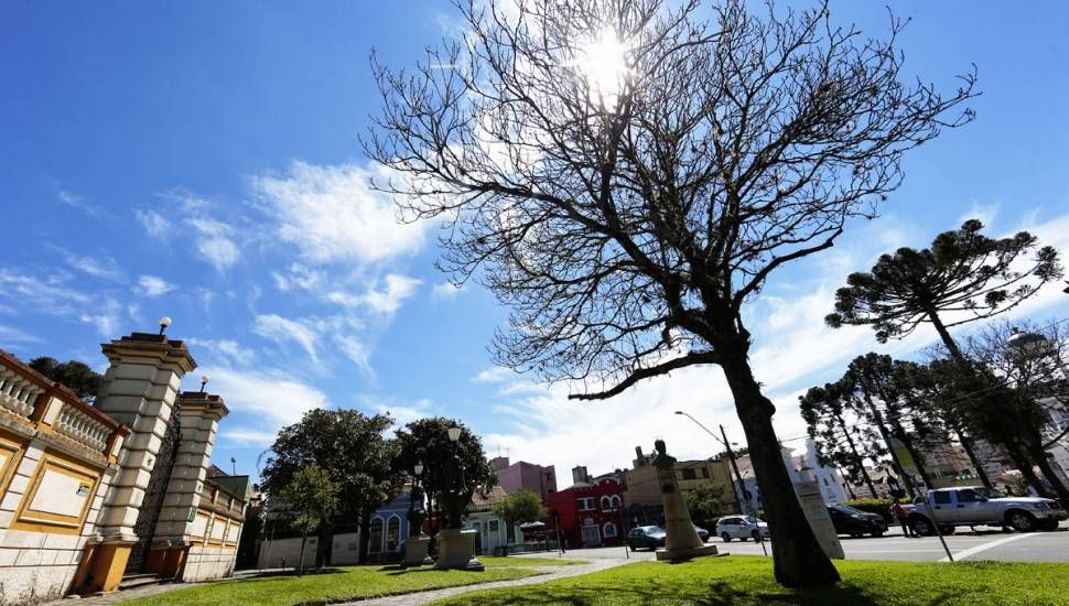 Feriado sem chuvas e com temperaturas amenas em Curitiba e no Litoral
