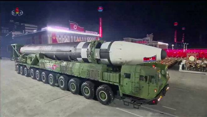Coreia do Norte apresenta novo míssil intercontinental em desfile militar