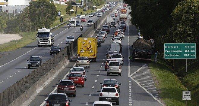 Movimento de veículos no sentido litoral do Paraná é o dobro do normal neste sábado