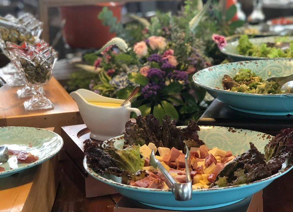 Gastronomia campestre aliada à culinária internacional e valorização de ingredientes locais é a proposta do Virá Charme Resort. Foto: Marja Kraft Gastronomia campestre aliada à culinária internacional e valorização de ingredientes locais é a proposta do Virá Charme Resort. Foto: Marja Kraft