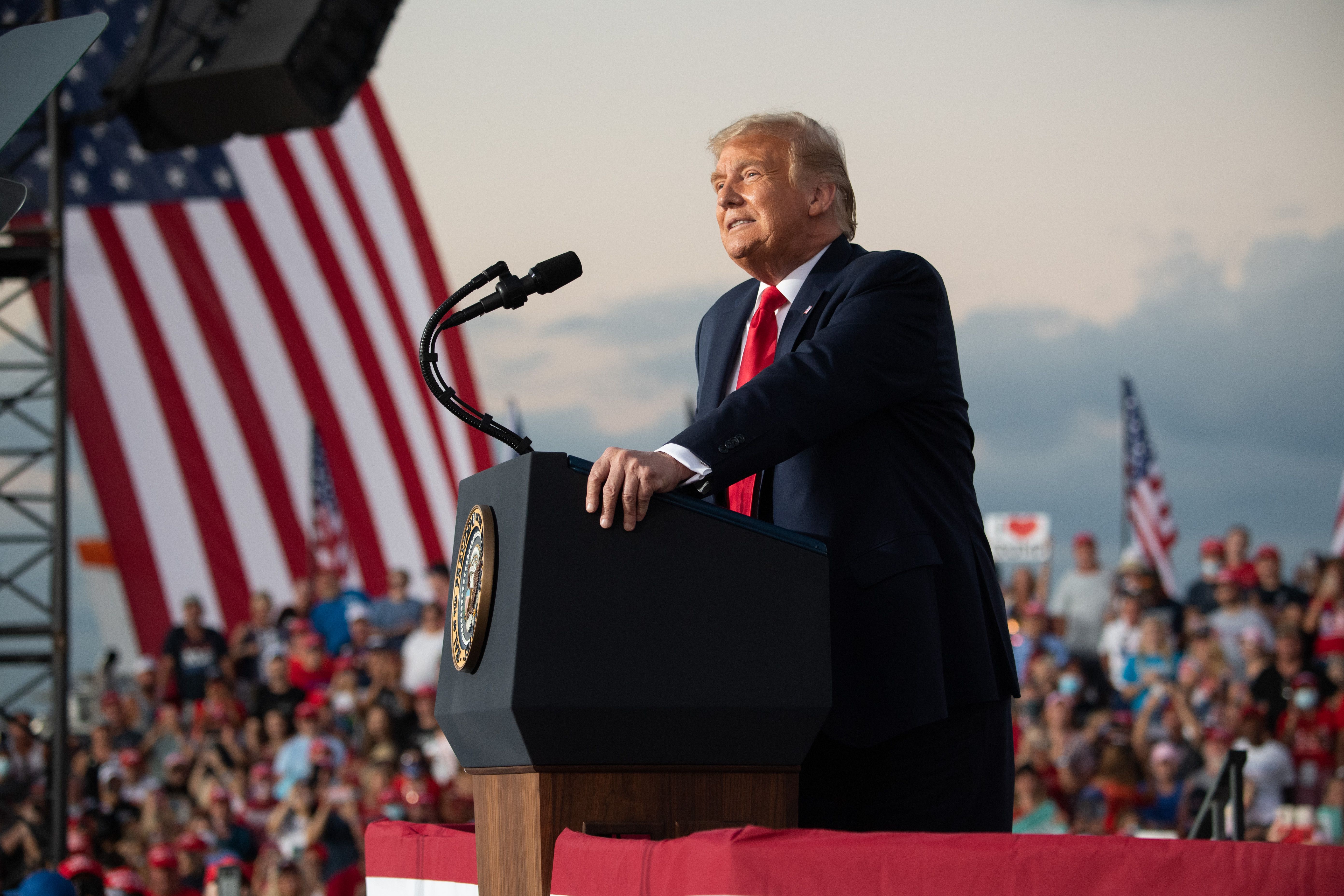 Trump testou negativo para covid-19 e não é mais contagioso, afirma médico da Casa Branca