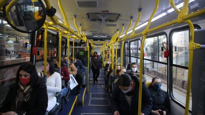 Ônibus em Curitiba durante pandemia de coronavírus