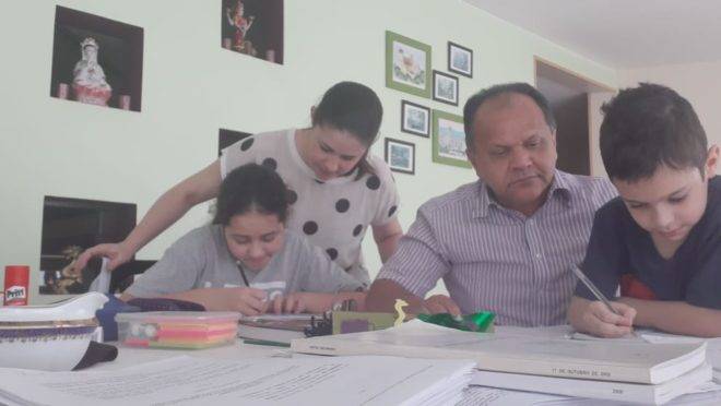 Katya e Luiz precisaram fazer o acompanhamento das atividades remotas para auxiliar os dois filhos.