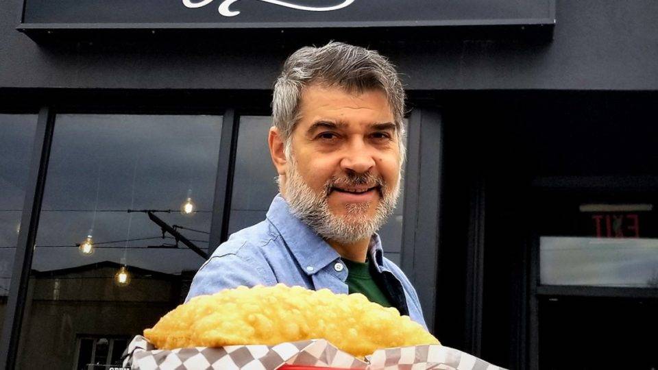 Paulo Roberto Canabrava, em frente ao Samba Brazil Eatery.