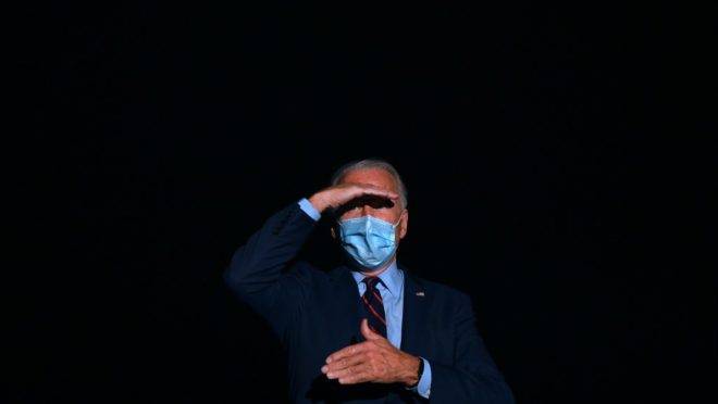 O candidato democrata à presidência dos EUA, Joe Biden, fala com a imprensa no Kentucky, 12 de outubro