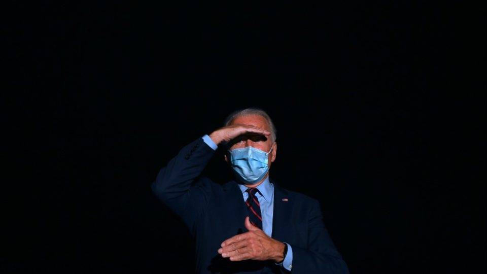 O que se sabe sobre os supostos e-mails que ligam Biden a empresa ucraniana de energia O candidato democrata à presidência dos EUA, Joe Biden, fala com a imprensa no Kentucky, 12 de outubro