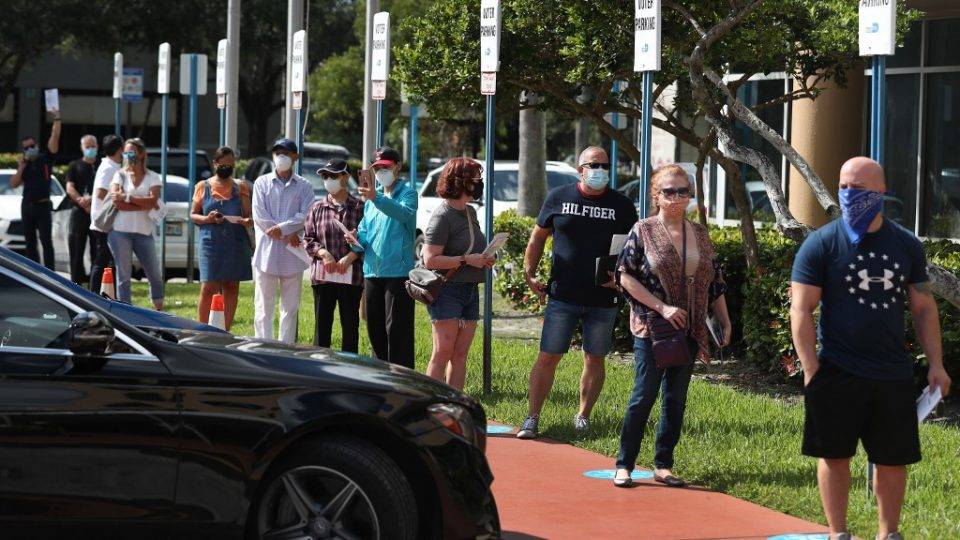 5 pesquisas para entender o clima político antes das eleições nos EUA Eleitores aguardam na fila a sua vez de entregar cédulas que serão enviadas pelo correio antes das eleições de 3 de novembro nos EUA, em Doral, Flórida, 14 de outubro