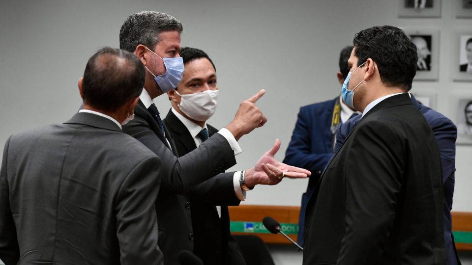 Como briga política na Câmara ameaça inviabilizar a execução dos gastos públicos em 2021 Líder do Centrão deputado Arthur Lira (com o dedo em riste) tenta emplacar aliado na presidência da CMO: reunião para instalação da Comissão do Orçamento em setembro terminou sem acordo.