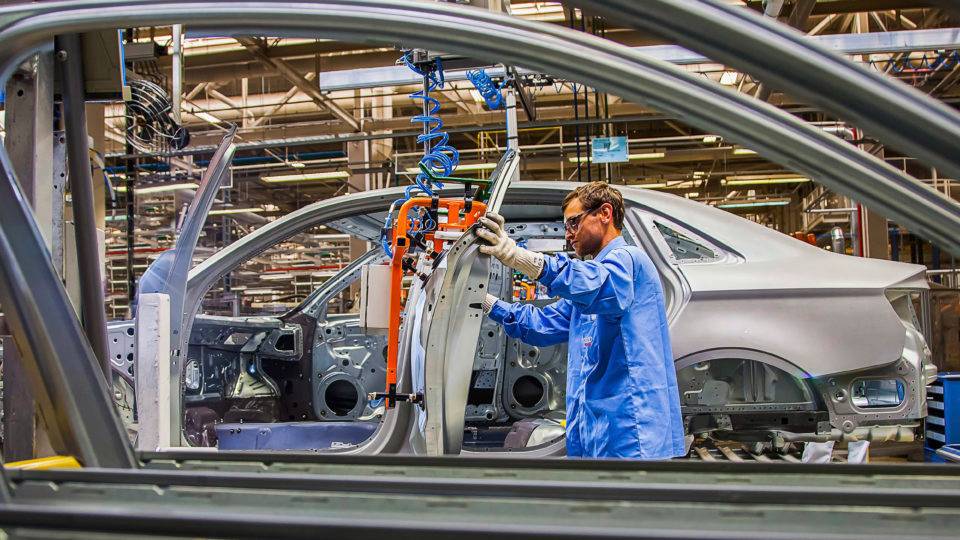 Audi encerra produção de A3 e coloca em xeque continuidade de operação no Paraná Linha de montagem da Audi em São José dos Pinhais (PR).