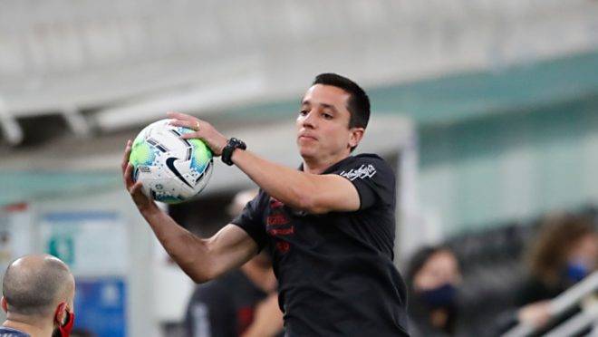 Eduardo Barros segue como interino no Athletico