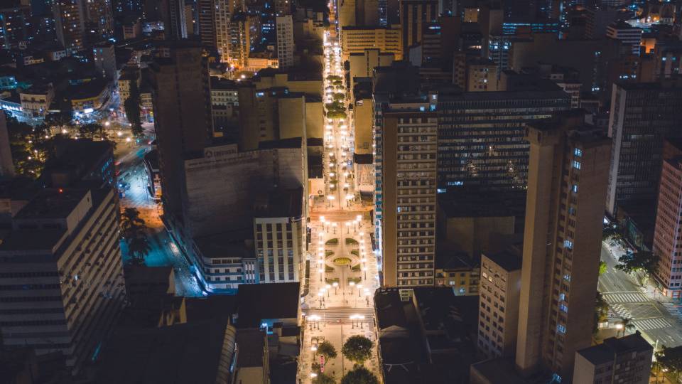 Como Curitiba virou celeiro de inovação e cidade de futuros unicórnios no Brasil Protagonismo da cidade de Curitiba se deve a uma ação conjunta conhecida como tríplice hélice: governo, universidades e iniciativa privada.