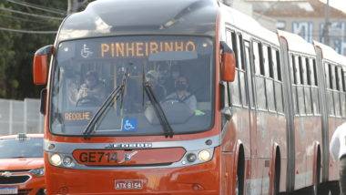 Imagem de ônibus circulando em Curitiba
