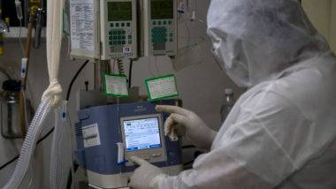 Paciente com Covid-19 recebe tratamento