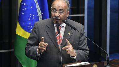 Chico Rodrigues negociou avião da FAB para levar EPIs de empresa investigada Chico Rodrigues foi deputado federal por 5 mandatos consecutivos e vice-governador e governador de Roraima.