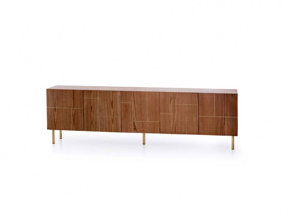 Buffet Labirinto tem portas em madeira natural, e detalhes e pés em latão. Buffet Labirinto tem portas em madeira natural, e detalhes e pés em latão.