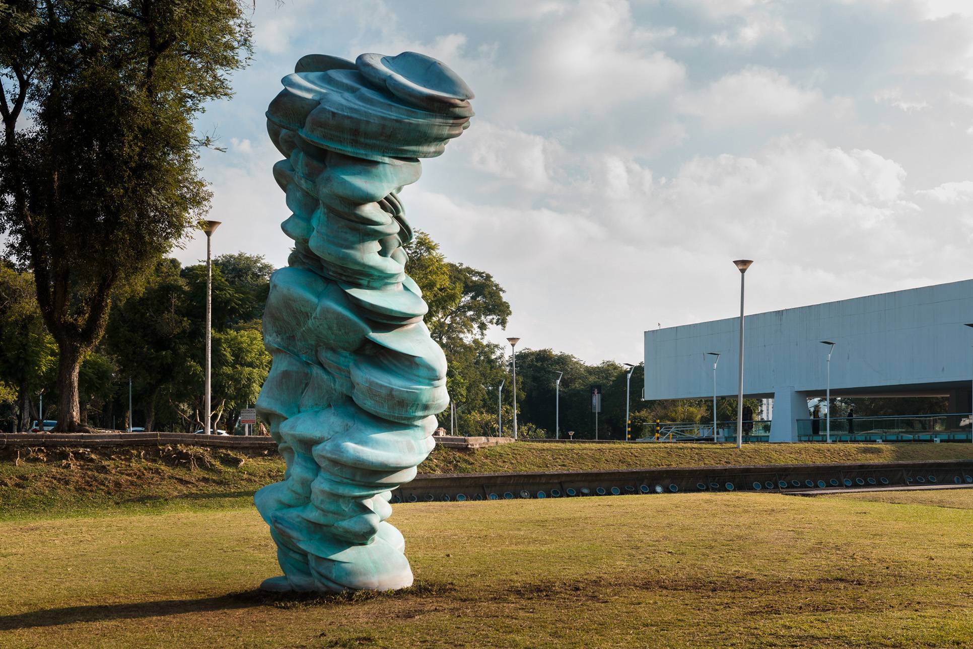 Escultura do artista britânico Tony Cragg, no Museu Oscar Niemeyer